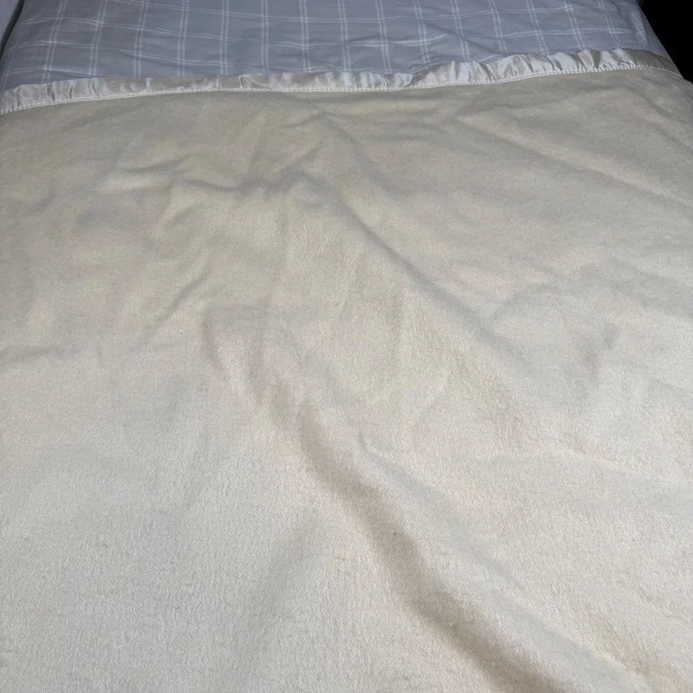 Kenwood Arondac Vintage Wool Blanket Cream Ivory Satin Trim 90x68 Made in USA